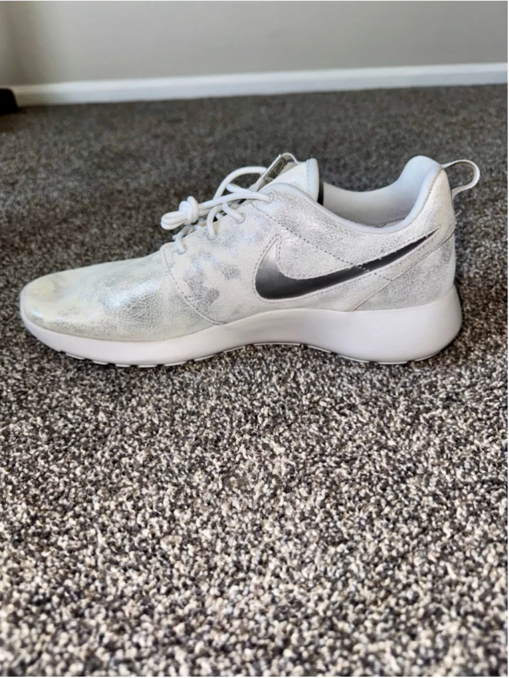 Nike Roshe One PRM Running Shoes Platinum 833928-009 Women's Size 9.5 Sneaker